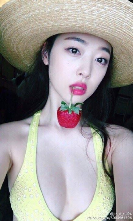 Bài báo: "Tiên nữ bikini" Sulli khoe dáng trong bộ bikini ít vải nhất 'da trắng + nở nang' 