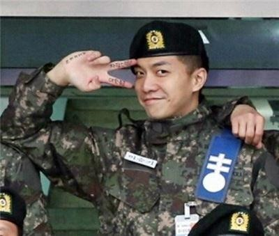 news 24 - Naver: Đại diện của Lee Seung Gi yêu cầu cảnh sát điều tra người đã tung tin đồn sai sự thật... Cư dân mạng nói 'tin đồn như thế này là hoàn toàn nhảm nhí khi mà anh ấy đang trong quân ngũ'
