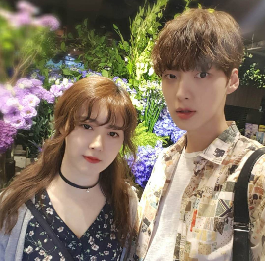 Bài báo: Ahn Jae Hyun chia sẻ bức hình với vợ lần đầu tiên kể từ khi kết hôn "Goo Hye Sun còn đẹp hơn hoa"