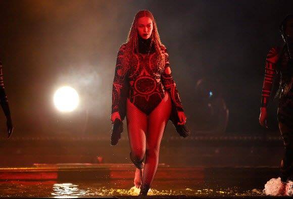 Bài báo: Beyonce bùng nổ sự quyến rũ với cặp đùi săn chắc