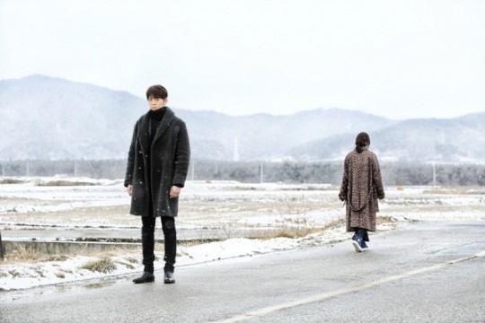 Dispatch -Naver: "Uncontrollably melancholic"... Visual của Kim Woo Bin và Suzy giữa cánh đồng tuyết  