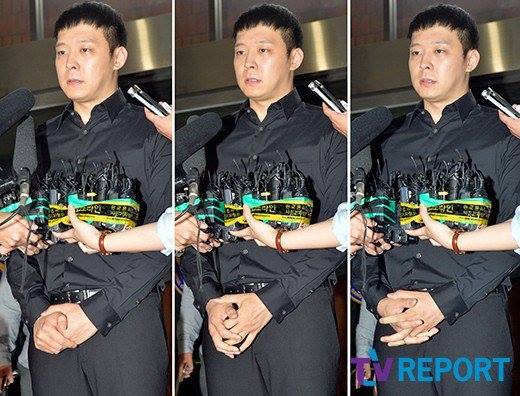 Bài báo: 'Nghi ngờ bạo hành tình dục' Park Yoochun không thể giữ yên đôi tay lo lắng