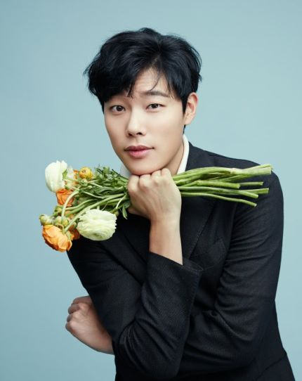 Sports Dong A - Naver: Ryu Junyeol, chàng trai bên hoa... Sự kết hợp hài hòa của vẻ nam tính và thiếu niên