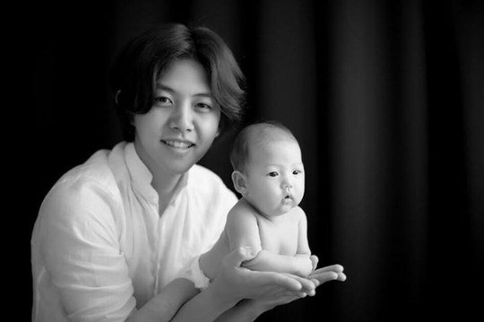 Bài báo: U-KISS Dongho chia sẻ một bức hình của cậu con trai giống ba