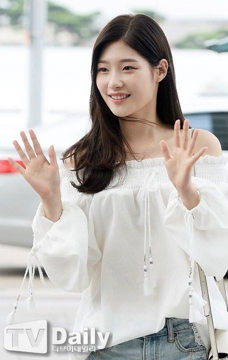 Bài báo: Vẻ ngoài ngây thơ của Jung Chaeyeon, đúng là 'tiểu Suzy' có khác