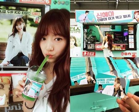 Sports Chosun - Naver: Ok Taecyeon gửi tặng một xe cafe cho Park Shin Hye ở phim trường 'Doctors', 'sự trung thành từ Three Meals a Day'