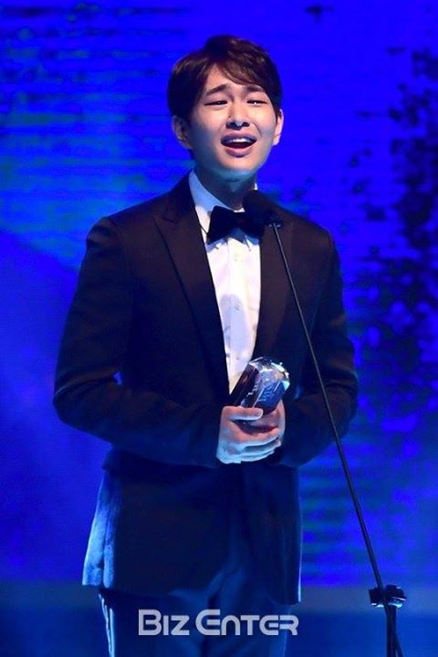 Bài báo: Onew giành giải thưởng diễn viên mới xuất sắc nhất, bật khóc... "Cảm ơn các tiền bối"