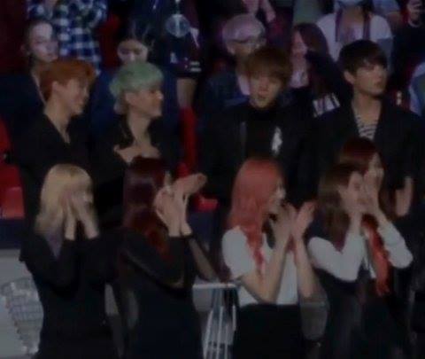 Pann: Twice Momo vowis Bangtan Jin thân nhau lắm à? 