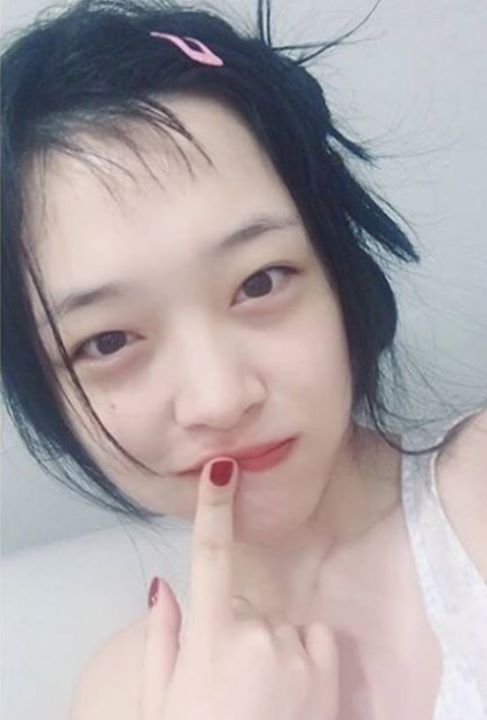 Bài báo: Sulli tiết lộ hình tự sướng mặt mộc 'dù thế nào đi nữa vẫn là vẻ dẹp đáng yêu'