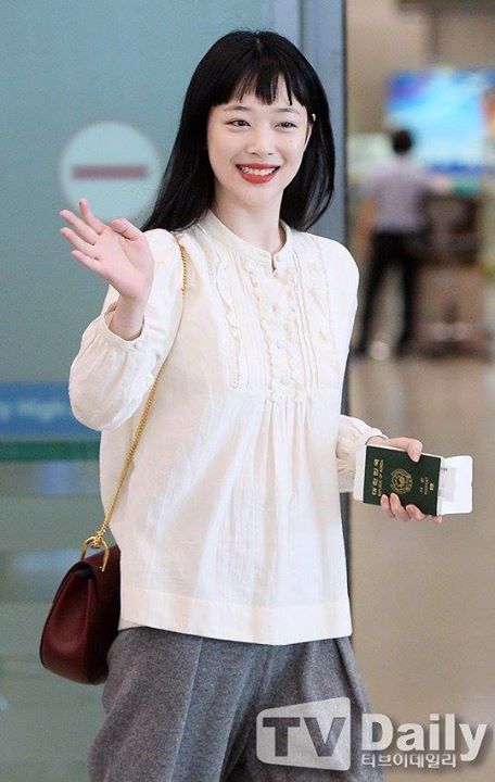 Bài báo: Sulli 'thời trang trông như vừa đi tu về'