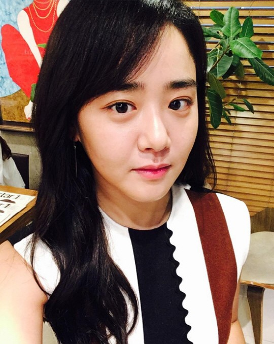 Sports Chosun - Naver: Moon Geun Young nuôi tóc dài... ánh mắt giao nhau hớp hồn cánh mày râu