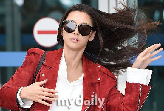 Bài báo: Jun Ji Hyun đến sân bay trên một chiếc xe sedan sang trọng "đẳng cấp diễn viên nữ hàng đầu"