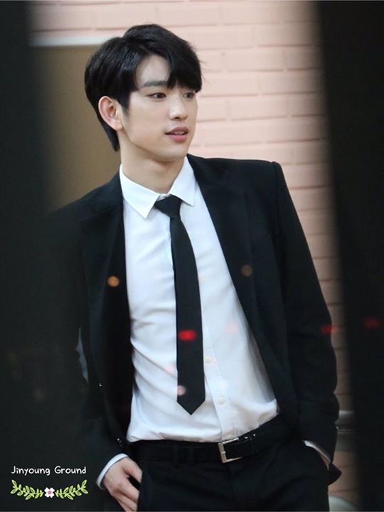 Instiz: Những lời ch&acirc;n th&agrave;nh của một nam idol trong chương tr&igrave;nh ph&aacute;t s&oacute;ng trực tiếp