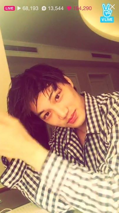 Instiz: EXO V-App, mặt mộc của Kai được phát sóng trực tiếp