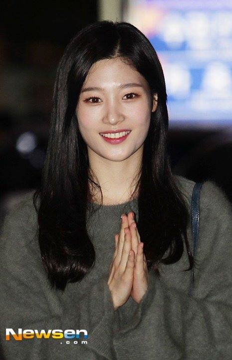 Bài báo: Jung Chaeyeon, 'vẻ đẹp như búp bê làm bừng sáng màn đêm~'