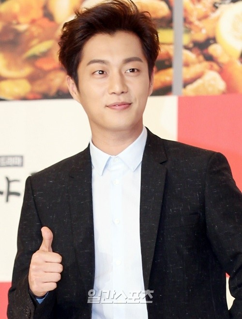 Ilgan Sports - Naver: [Độc quyền] Yoon Doojoon đang thảo luận về việc nhận vai chính trong phim mới của tvN 'Introverted Boss' 