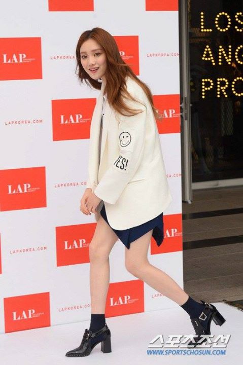 Bài báo: Lee Sung Kyung 'chân trần giữa cái lạnh cắt da'