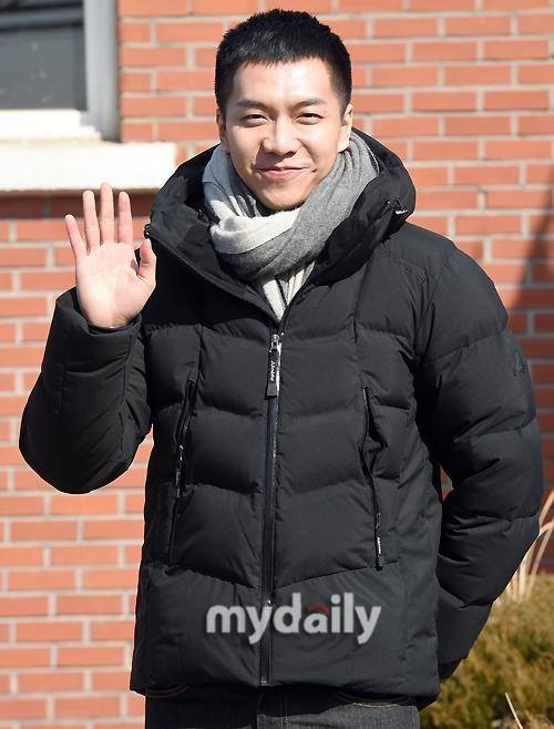 Bài báo: "Lính nhập ngũ" Seung Gi tạo nên một khởi đầu mới trong vai trò người đàn ông quốc dân với sự ủng hộ của 200 fan