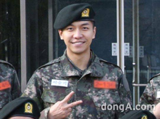 Dong A - Naver: Ảnh chụp Lee Seung Gi ở trại huấn luyện được hé lộ... Vẫn là nụ cười ấm áp