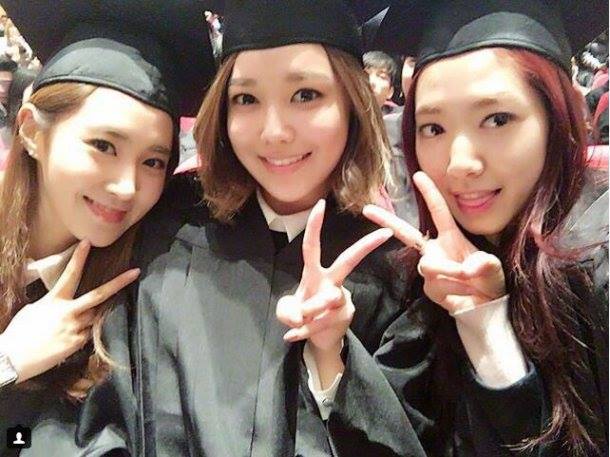 Bài báo: Yuri, Sooyoung, Park Shin Hye, vẻ đẹp làm bừng sáng lễ tốt nghiệp