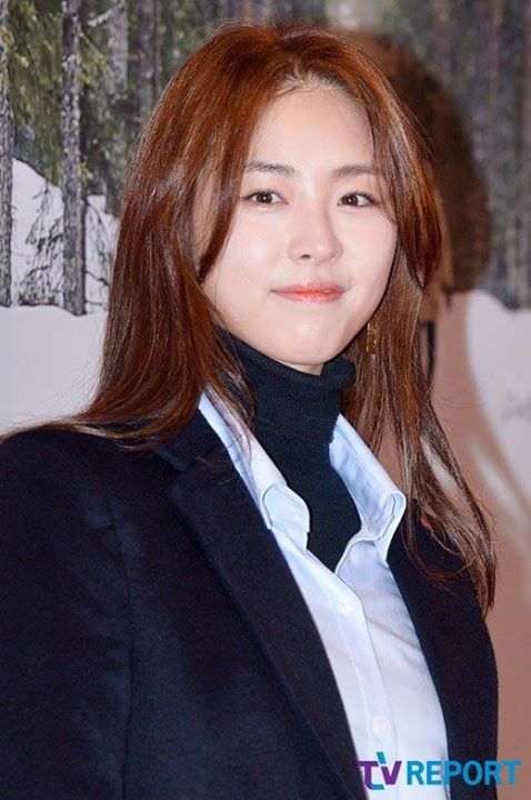 Bài báo: Lee Yeon Hee, áo cổ lọ + sơ mi, vẫn mặc đẹp như thường