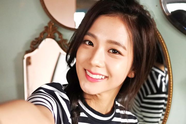 BLACKPINK Jisoo tiết lộ trên Radio Star rằng mình từng nhận được lời đề nghị casting từ một giám đốc của SM khi đang đi trên phố, lúc vừa mới trở thành trainee của YG.