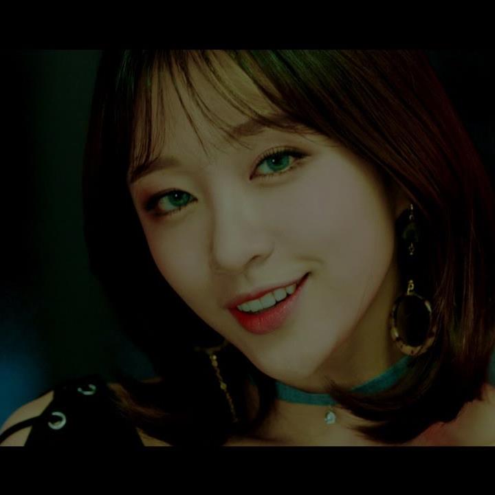 EXID Hani, f(x) Luna & MAMAMOO Solar tung MV cho ca khúc kết hợp đặc biệt "HONEY BEE" 