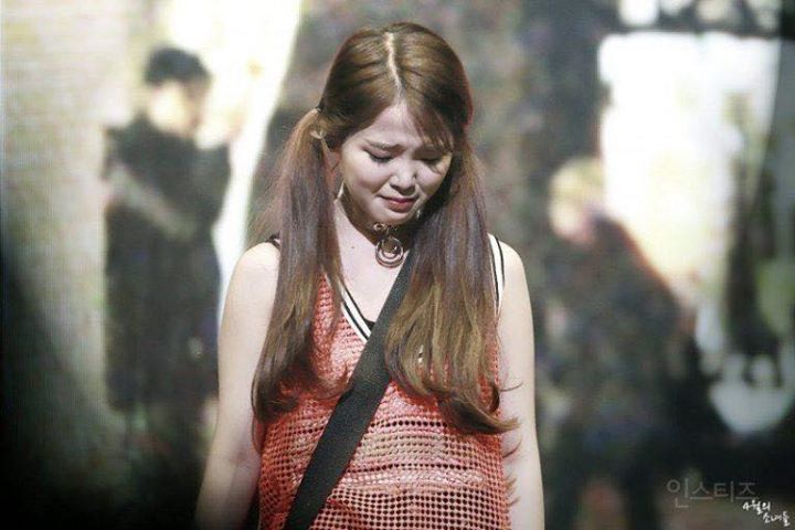 Oh My Girl Seunghee bật khóc khi hát "Ugly" của 2NE1