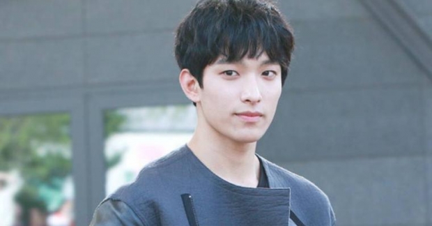 DK (Seventeen) bị chỉ trích vì ngang nhiên ngồi lên ghế tàu điện ngầm ... dành cho bà bầu