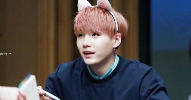 Sau chấn thương, Suga đã "tái xuất" trở lại cùng BTS với nụ cười rạng rỡ trên môi