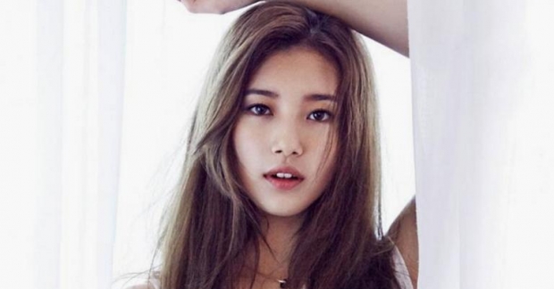 Suzy hớn hở khi nghe ca khúc của mình đứng top 1 khiến netizen "cười như được mùa"