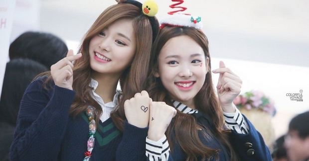 Tzuyu và pha "phũ phàng" từ chối nụ hôn ngọt ngào từ Nayeon (TWICE)