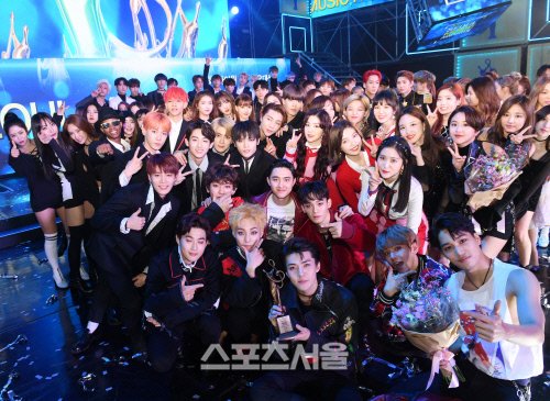 [NEWSPIC] 170119 EXO chụp cùng các nghệ sĩ tham gia 26th Seoul Music Awards. 