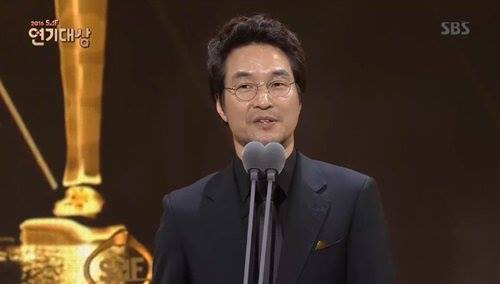 Bài báo: SBS Drama Awards, Han Suk Gyu lại giành daesang sau 5 năm... 'Romantic Doctor' chiến thắng ở 7 hạng mục 