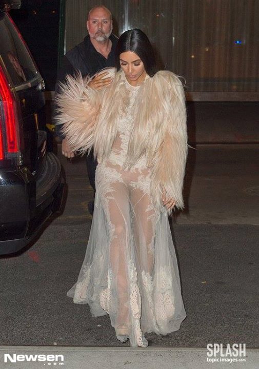 Bài báo: Kim Kardashian đã trở lại với mốt thời trang xuyên thấu khiêu gợi 'vượt qua cú sốc tinh thần bị trộm uy hiếp'