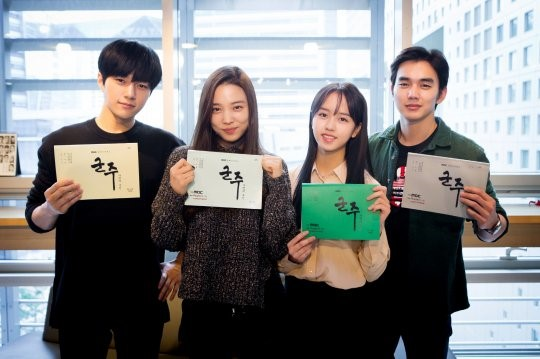 Sports Dong A - Naver: Buổi đọc kịch bản 'Ruler'... Chemistry của Yoo Seung Ho x Kim So Hyun đến đây