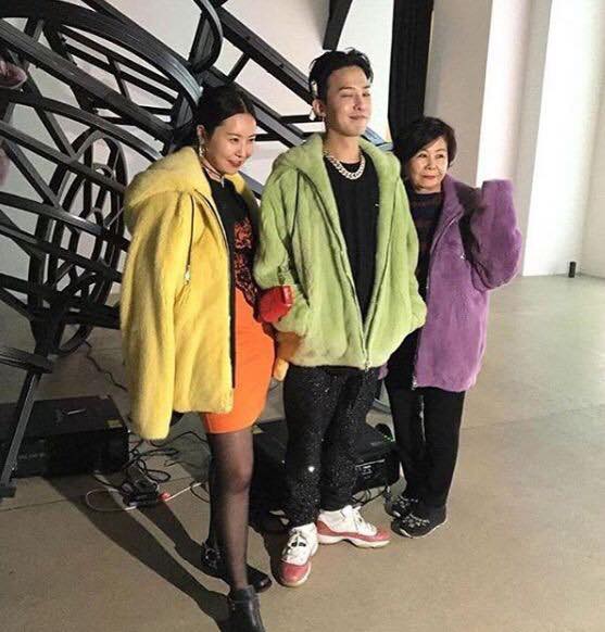 Bài báo: Gia  đình họ Kwon của G-Dragon, cùng mẹ và nuna tại Paris