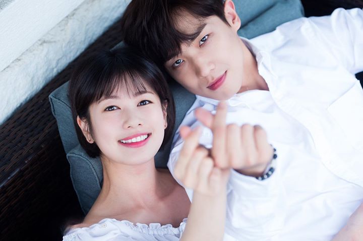 TV Report đưa tin cặp đ&ocirc;i &ldquo;Father is Strange&rdquo; Lee Joon v&agrave; Jung So Min được bắt gặp hẹn h&ograve; khi c&ugrave;ng nhau đi chọn khăn trong ng&agrave;y đầu ti&ecirc;n Lee Joon nghỉ ph&eacute;p từ qu&acirc;n ngũ v&agrave;o 29/12. Được biết Lee Joon đ&atilde; d&agrave;nh rất nhiều thời gian cho Jung So Min trong k&igrave; nghỉ