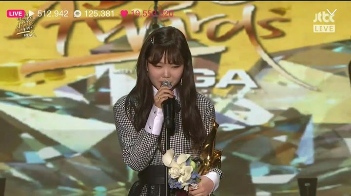 AKMU thắng Digital Bonsang tại Golden Disc Awards lần thứ 32. Chanhyuk đang nhập ngũ n&ecirc;n Suhyun một m&igrave;nh l&ecirc;n nhận giải