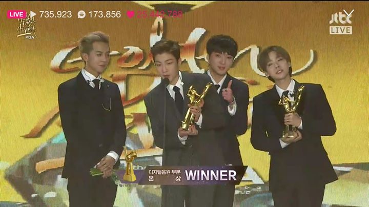 WINNER thắng Digital Bonsang tại Golden Disc Awards lần thứ 32. Nhóm cũng nhận hộ tiền bối Big Bang giải Digital Bonsang