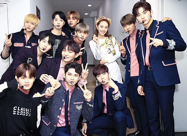 Minh Hằng chụp cùng WANNA ONE tại hậu trường Lễ trao giải E-Daily Culture Awards