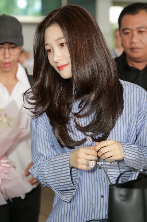 DIA Jung Chaeyeon hạ cánh xuống sân bay Tân Sơn Nhất để chuẩn bị tham dự buổi ra mắt phim điện ảnh hợp tác Hàn - Việt “Lala: Hãy Để Em Yêu Anh” cùng Chi Pu, San E và Jin Ju Hyung vào ngày mai.