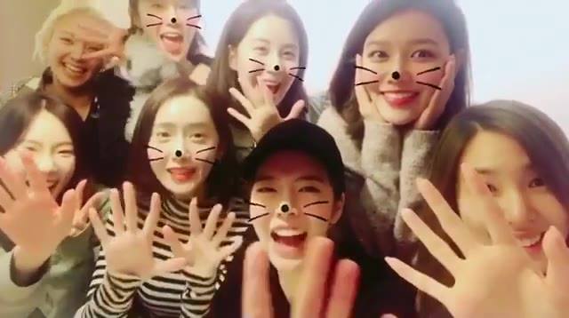 SNSD tụ họp trên Instagram của Hyoyeon và gửi lời nhắn: “#SONE Các cậu khoẻ chứ???! SNSD cũng rất khỏe 