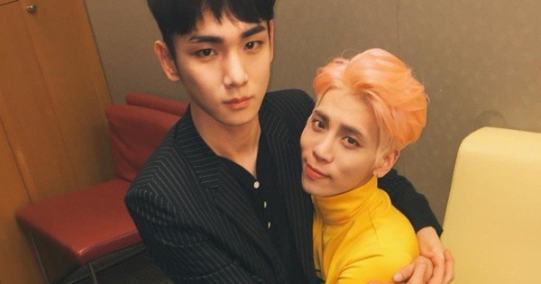 Nhớ Jonghyun, Key (SHINee) bất ngờ chia sẻ clip cũ hai anh em trong phòng thu