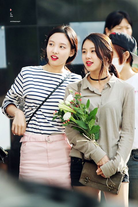 Pann: Mặt mộc gây sốc của Nayeon và Chaeyoung