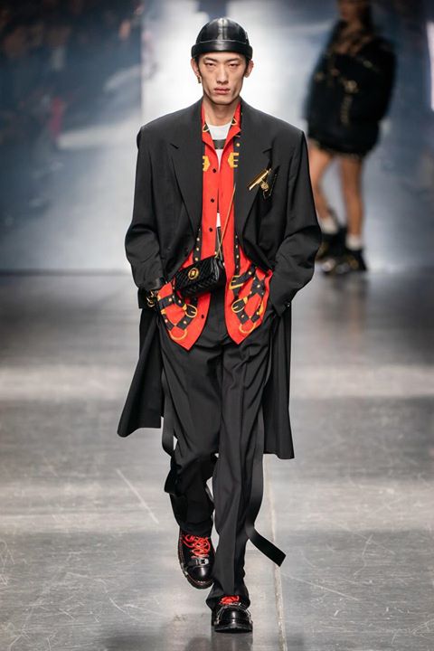 Versace sử dụng chiếc kẹp giấy peaceminusone của G-Dragon trong Bộ sưu tập Menswear Fall 2019