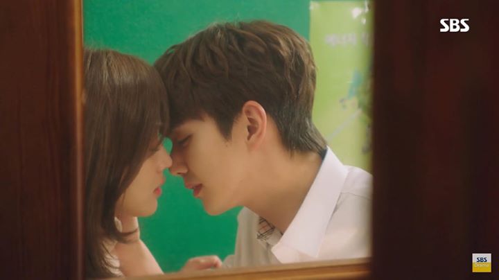 Kiss scene ngay trong lớp học của nam sinh phản nghịch Yoo Seung Ho và cô giáo Jo Bo Ah - drama thanh xuân vườn trường SBS “My Strange Hero”