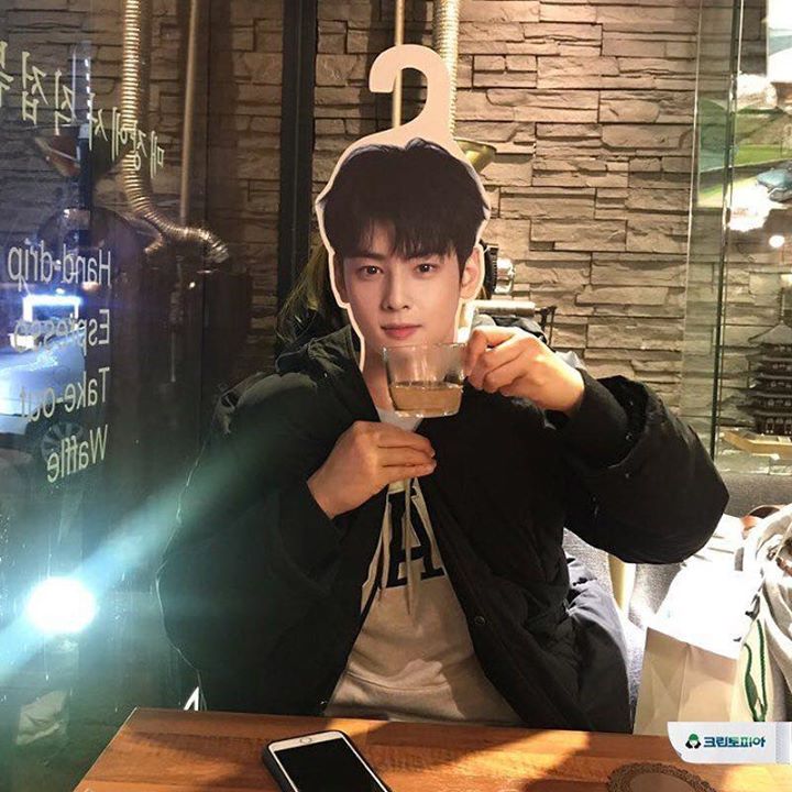 Phụ kiện đang hot: Móc áo in hình Cha Eun Woo