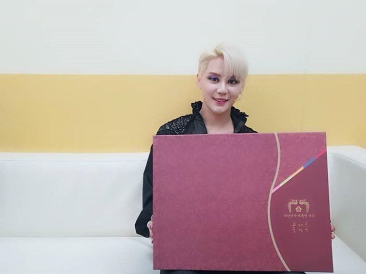 JYJ Junsu nhận quà Tết của Tổng thống và phu nhân