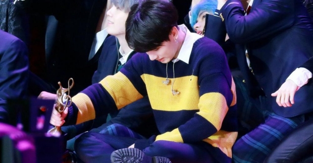 Jungkook (BTS) kiệt sức sau màn trình diễn tại SMA 2019: Biểu cảm mệt mỏi, gục ngã ngay khi bước xuống sân khấu